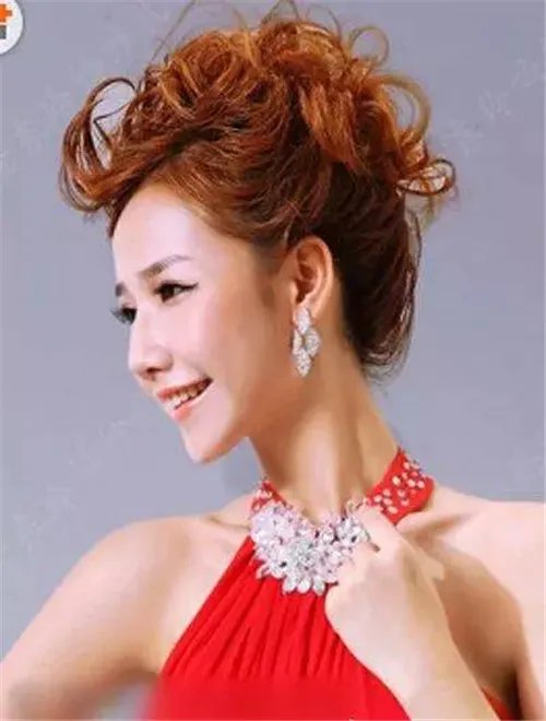 红色礼服新娘发型图片 新娘礼服发型需要怎么搭配