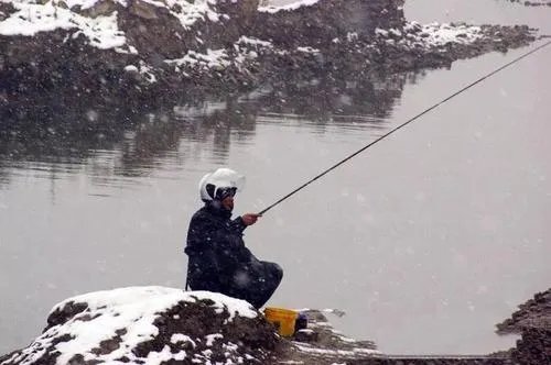 大连一男子顶着大雪钓鱼，你认为钓鱼这项娱乐有何特别之处？