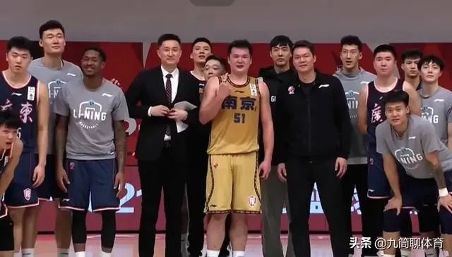 万圣伟领总冠军戒指全队祝福，为什么李根只能在球员通道领？