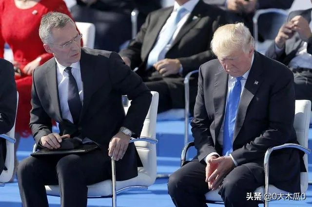 美国人民是抱着特朗普的大腿哭呢？还是跳起来挠他的脸？