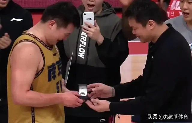 万圣伟领总冠军戒指全队祝福，为什么李根只能在球员通道领？