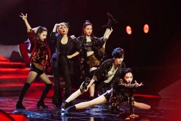 浪姐中张雨绮把出战机会给张含韵，这是怎么回事？