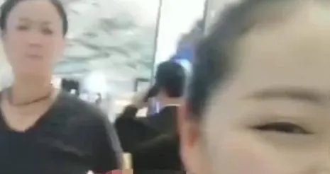 那英被网红偷拍当众踹人，这个女网红是谁？