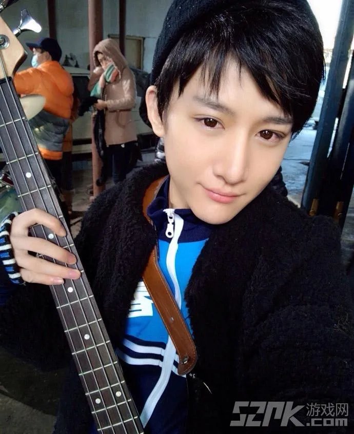 让我摸一摸你的美腿吧！神仙哥哥小灿绝美照片合辑