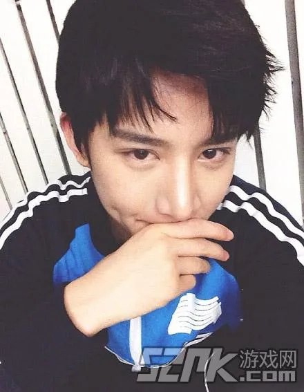 让我摸一摸你的美腿吧！神仙哥哥小灿绝美照片合辑