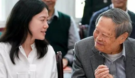 杨振宁允许妻子改嫁，遗产分配让人意外，翁帆为何伤心不已呢？