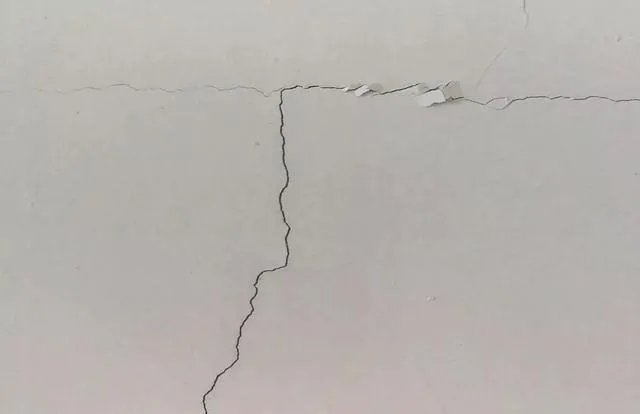 墙面开裂怎么处理