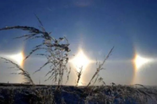 漠河上空出现三个太阳:幻日(罕见的大气光学现象)