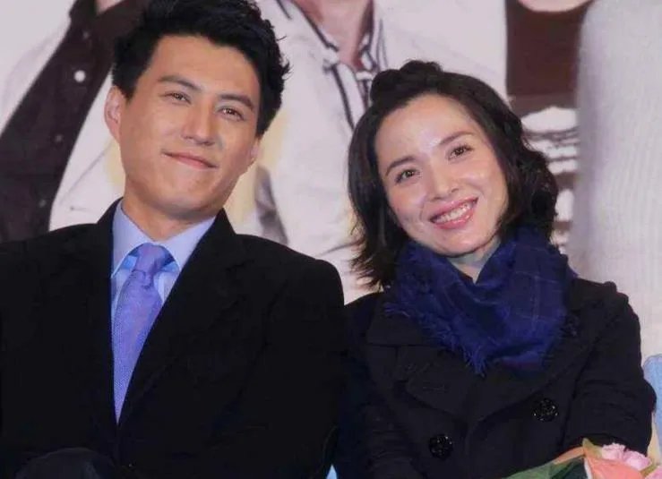 靳东李佳结婚照被公开：靳东李佳相识相爱的经过