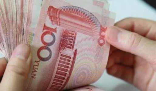 老人离世饭盒发现近18万现金，居然还有一些第四版纸币？