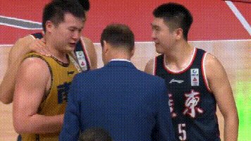 万圣伟领总冠军戒指全队祝福，为什么李根只能在球员通道领？