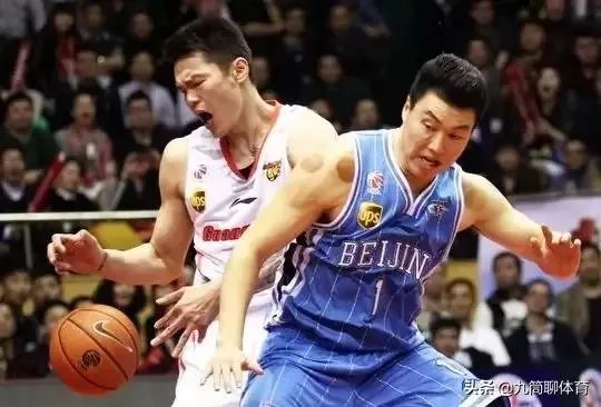 万圣伟领总冠军戒指全队祝福，为什么李根只能在球员通道领？