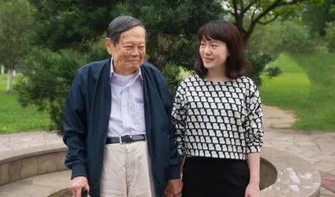 杨振宁允许妻子改嫁，遗产分配让人意外，翁帆为何伤心不已呢？