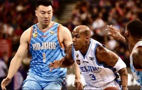 万圣伟领总冠军戒指全队祝福，为什么李根只能在球员通道领？