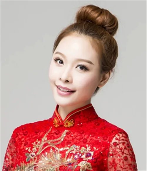 红色礼服新娘发型图片 新娘礼服发型需要怎么搭配