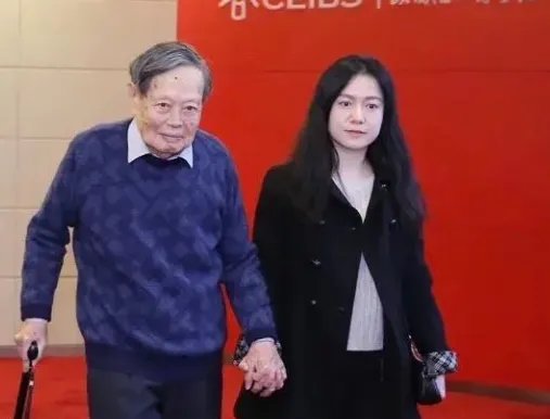 杨振宁允许妻子改嫁，遗产分配让人意外，翁帆为何伤心不已呢？