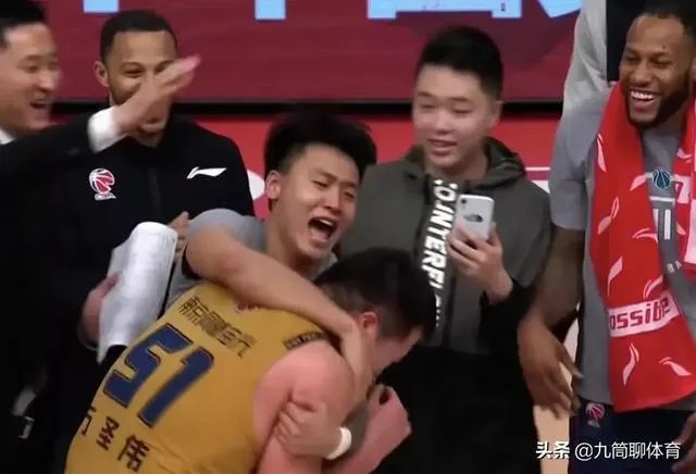 万圣伟领总冠军戒指全队祝福，为什么李根只能在球员通道领？