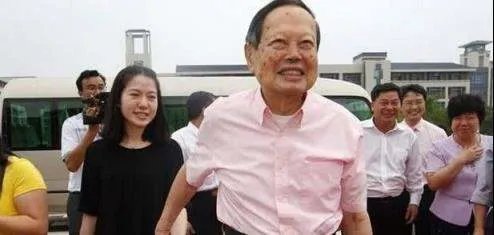 杨振宁允许妻子改嫁，遗产分配让人意外，翁帆为何伤心不已呢？
