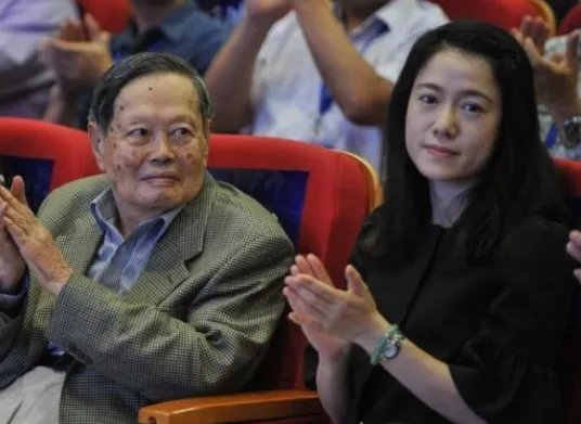 杨振宁允许妻子改嫁，遗产分配让人意外，翁帆为何伤心不已呢？