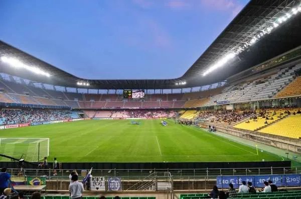 标准足球场是多少长和宽的？