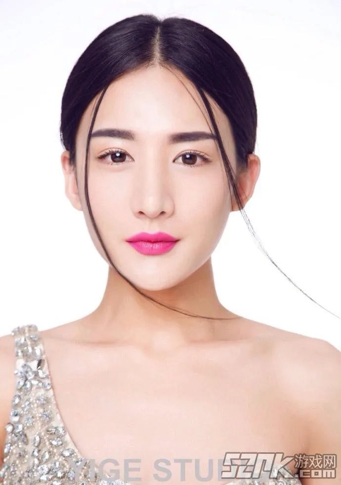 让我摸一摸你的美腿吧！神仙哥哥小灿绝美照片合辑