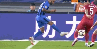 中超第26轮上港客场对苏宁,王燊超第12分钟禁区里手球,主裁为何不判点球?