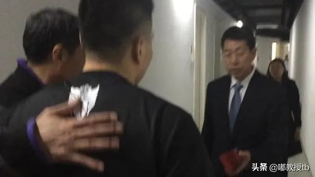 万圣伟领总冠军戒指全队祝福，为什么李根只能在球员通道领？