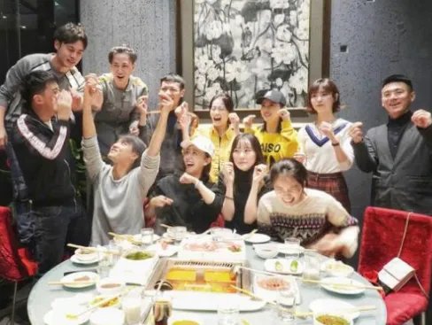 河南一男子参加同学聚会用胶带缠全身，同学之间有多内卷？