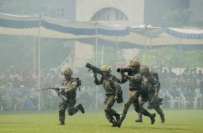 印度不是很落后吗?为什么还有钱去采购大量武器?