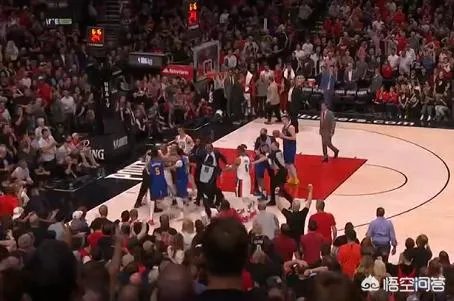 掘金开拓者G6发生冲突，库里父母亲眼目睹小儿子冲突中被人怒怼，当时发生了什么？