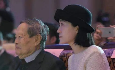 杨振宁允许妻子改嫁，遗产分配让人意外，翁帆为何伤心不已呢？