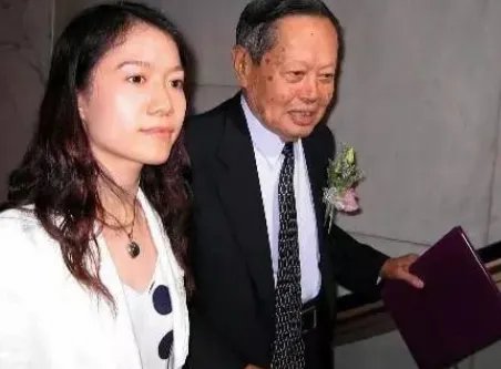 杨振宁允许妻子改嫁，遗产分配让人意外，翁帆为何伤心不已呢？