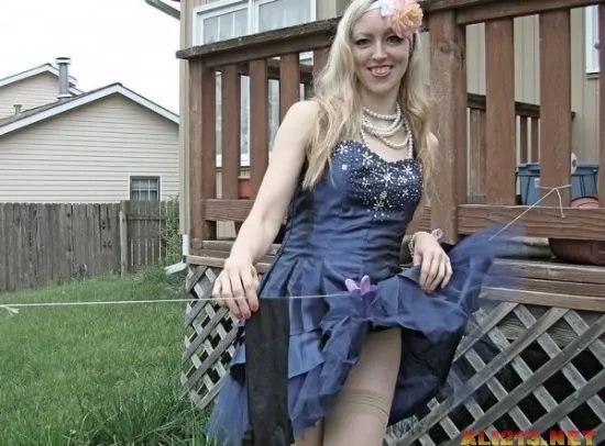 俄罗斯“凤姐”重口COS 回眸一笑众宅男晕倒