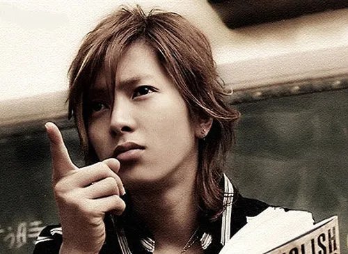 山下智久退团后发展， 在歌唱影视事业方面都有很大的成就