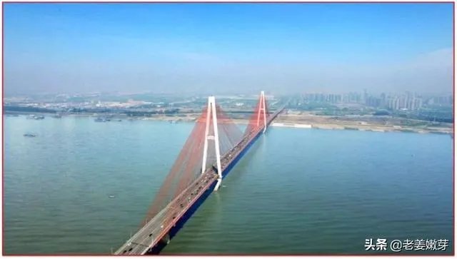 4月26日武汉鹦鹉洲长江大桥出现不明原因晃动，你认为怎么回事？