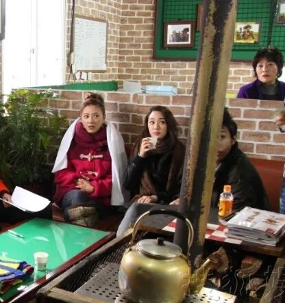 应采儿韩国录节目遭歧视 中方主持被打落水送医