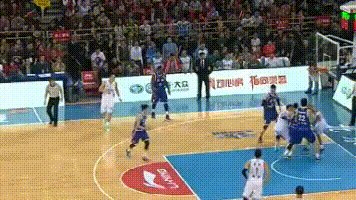 万圣伟领总冠军戒指全队祝福，为什么李根只能在球员通道领？