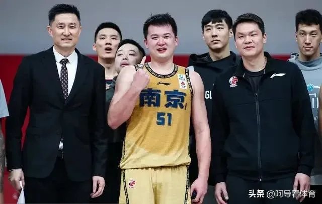 万圣伟领总冠军戒指全队祝福，为什么李根只能在球员通道领？