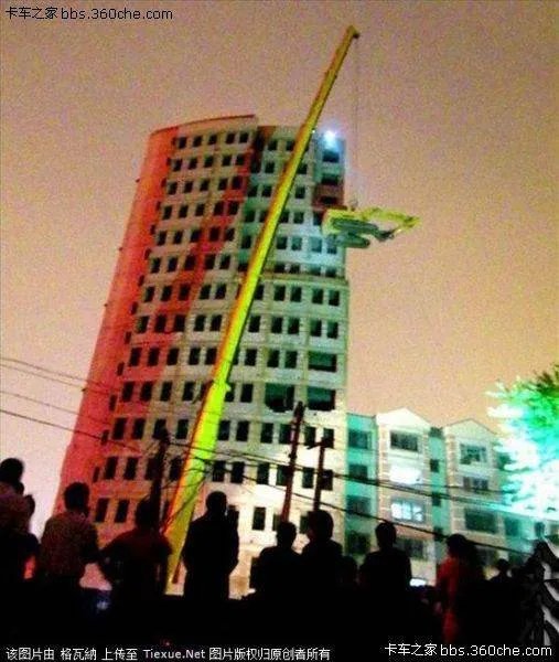 挖掘机怎么爬上楼顶