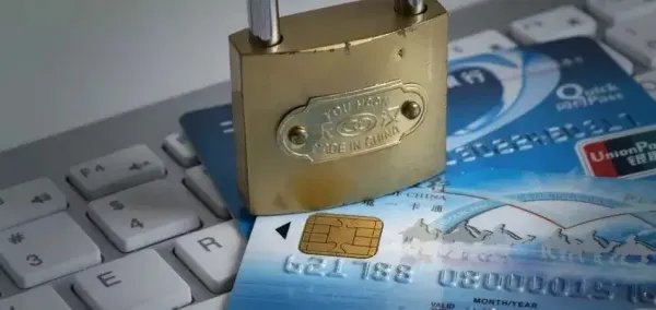 有几张没钱的银行卡，不往里面存钱，也没有销户，很多年后会不会欠银行钱？