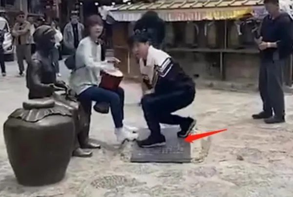 文旅局是如何回应郭京飞王珞丹坐雕塑的？