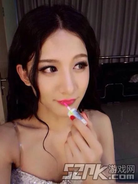 让我摸一摸你的美腿吧！神仙哥哥小灿绝美照片合辑