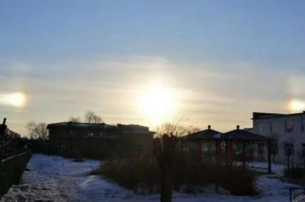 漠河上空出现三个太阳:幻日(罕见的大气光学现象)