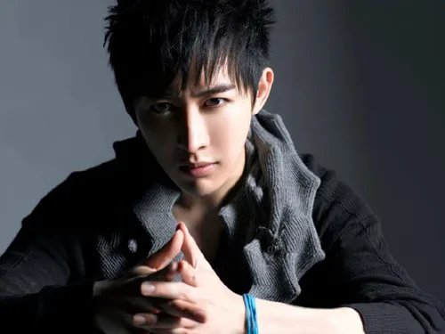 王亦丰整容前照片被曝光 被指混血身世造假