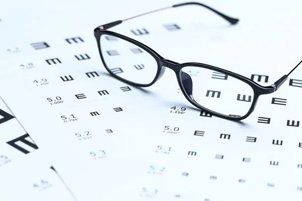 眼镜框旁边的铜绿怎么清除