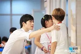 小学一年级的学生该怎么教育？