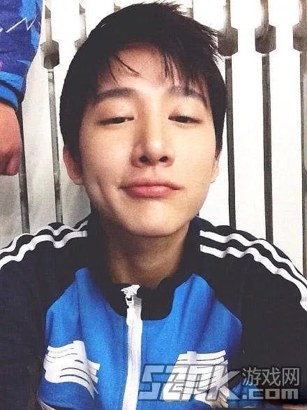 让我摸一摸你的美腿吧！神仙哥哥小灿绝美照片合辑