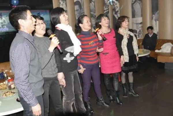 河南一男子参加同学聚会用胶带缠全身，同学之间有多内卷？