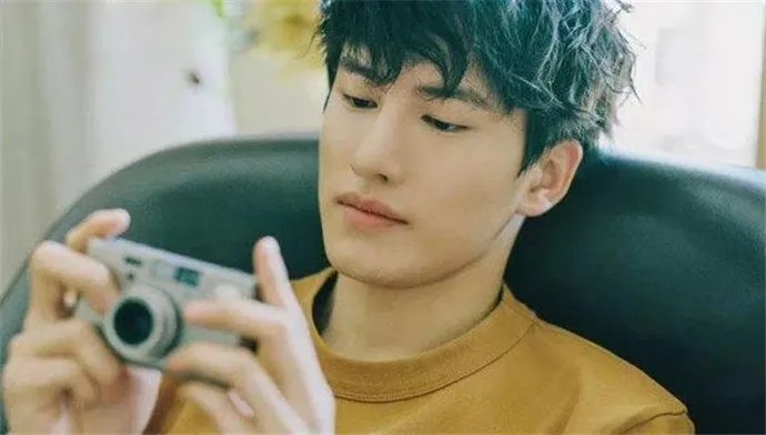 赵越前个人资料 赵越前是本兮前男友小E吗？