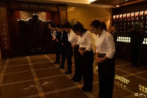 杭州17岁小伙足浴店消费3万元，为什么这家足浴店的消费这么高？